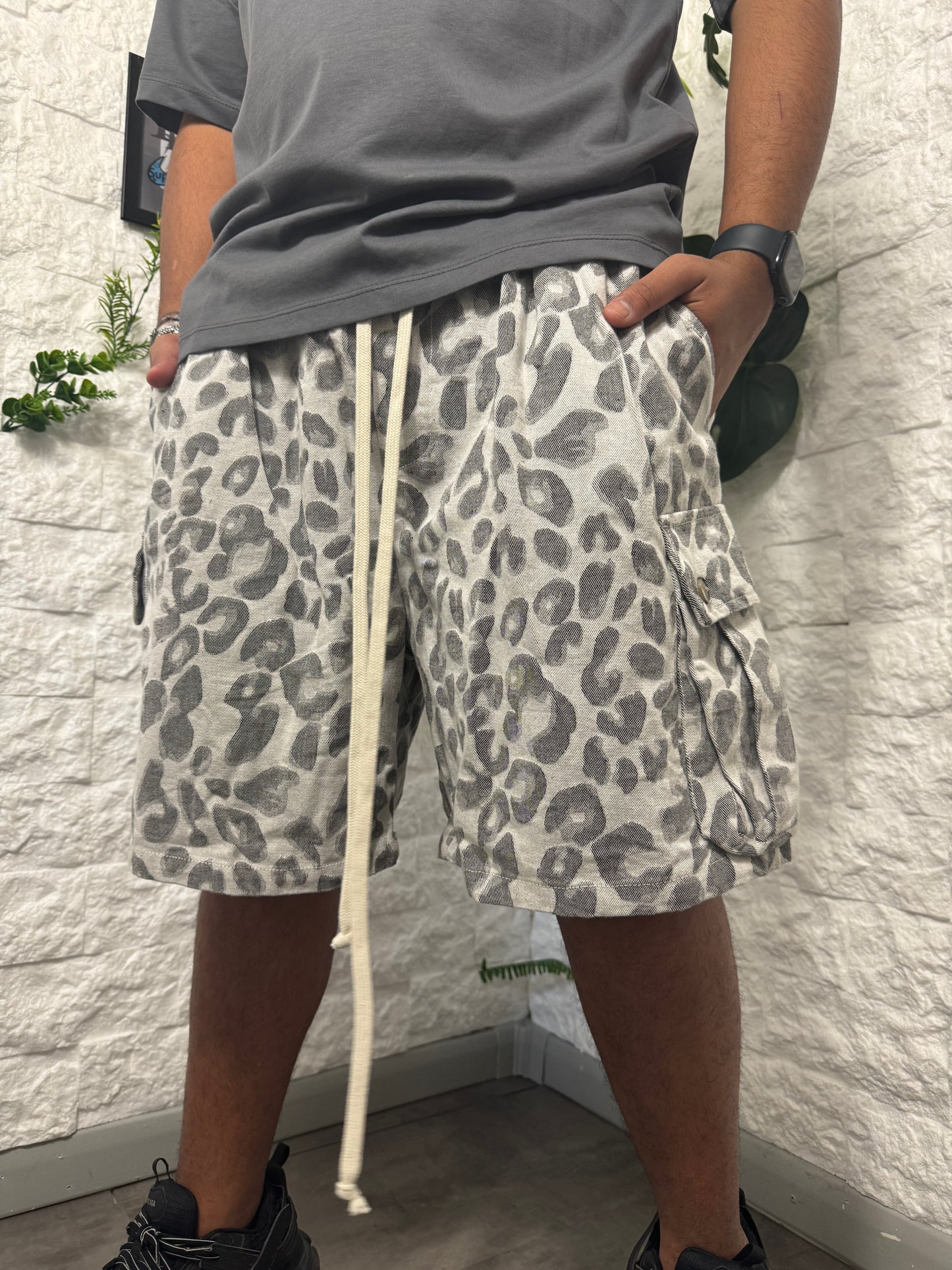Pantaloncino in jeans cargo leopardato 303088P