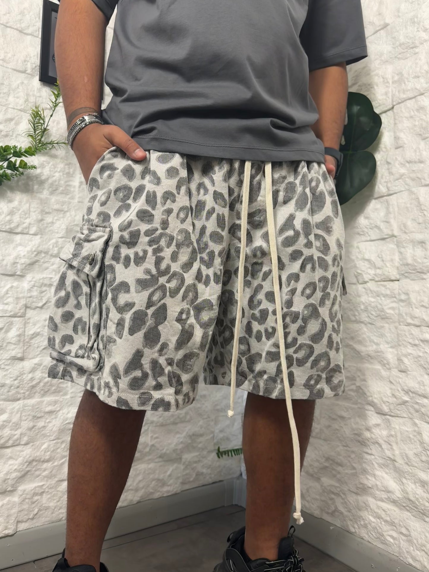 Pantaloncino in jeans cargo leopardato 303088P