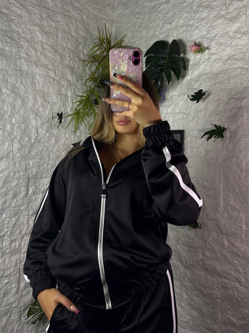 Completo in tessuto tecnico con bande laterali e pantalone palazzo