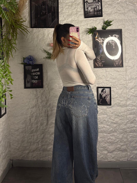 Jeans balloon blu in denim con scritta brillantinata sul retro