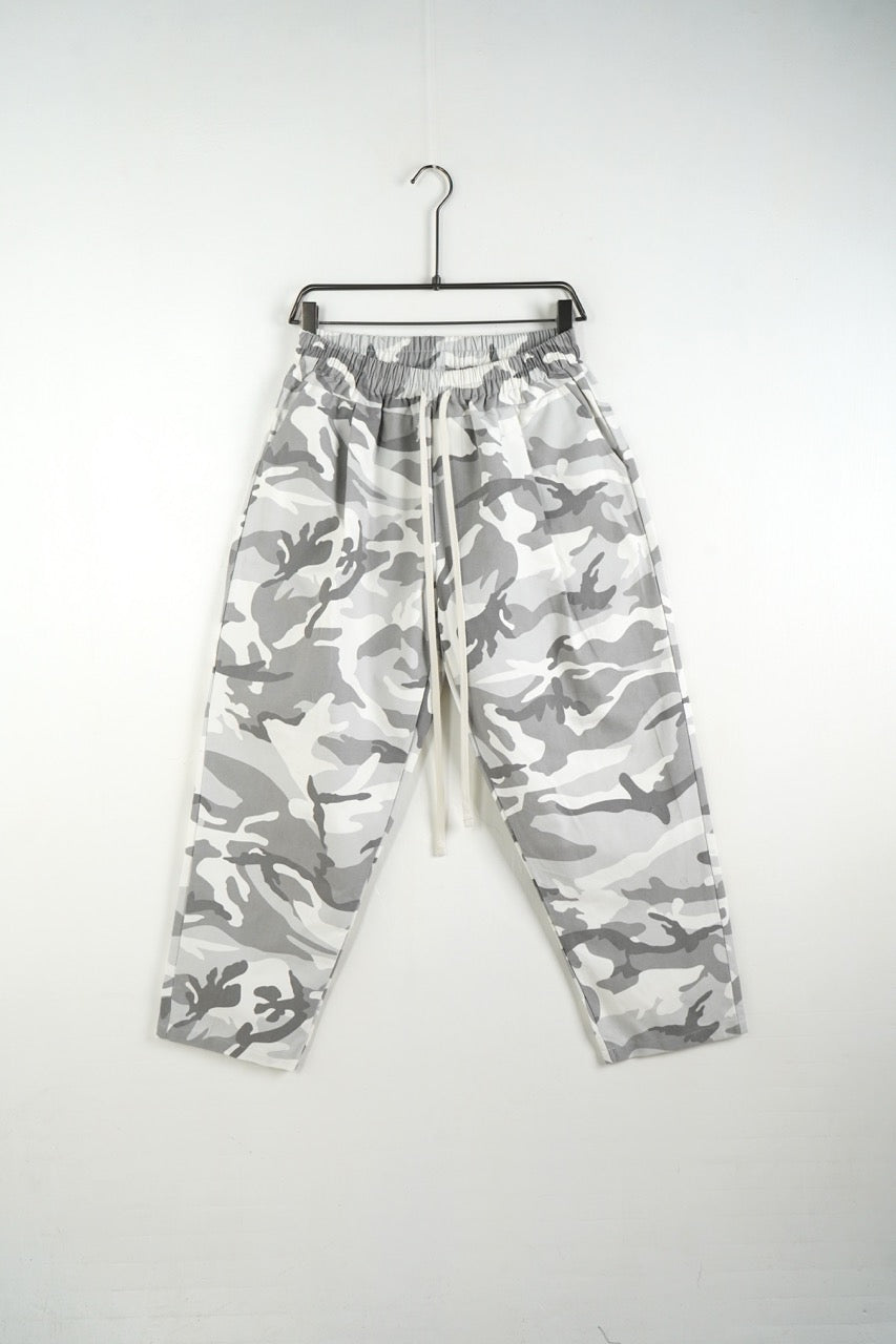 Completo mimetico grigio con giacca con zip e pantalone baggy