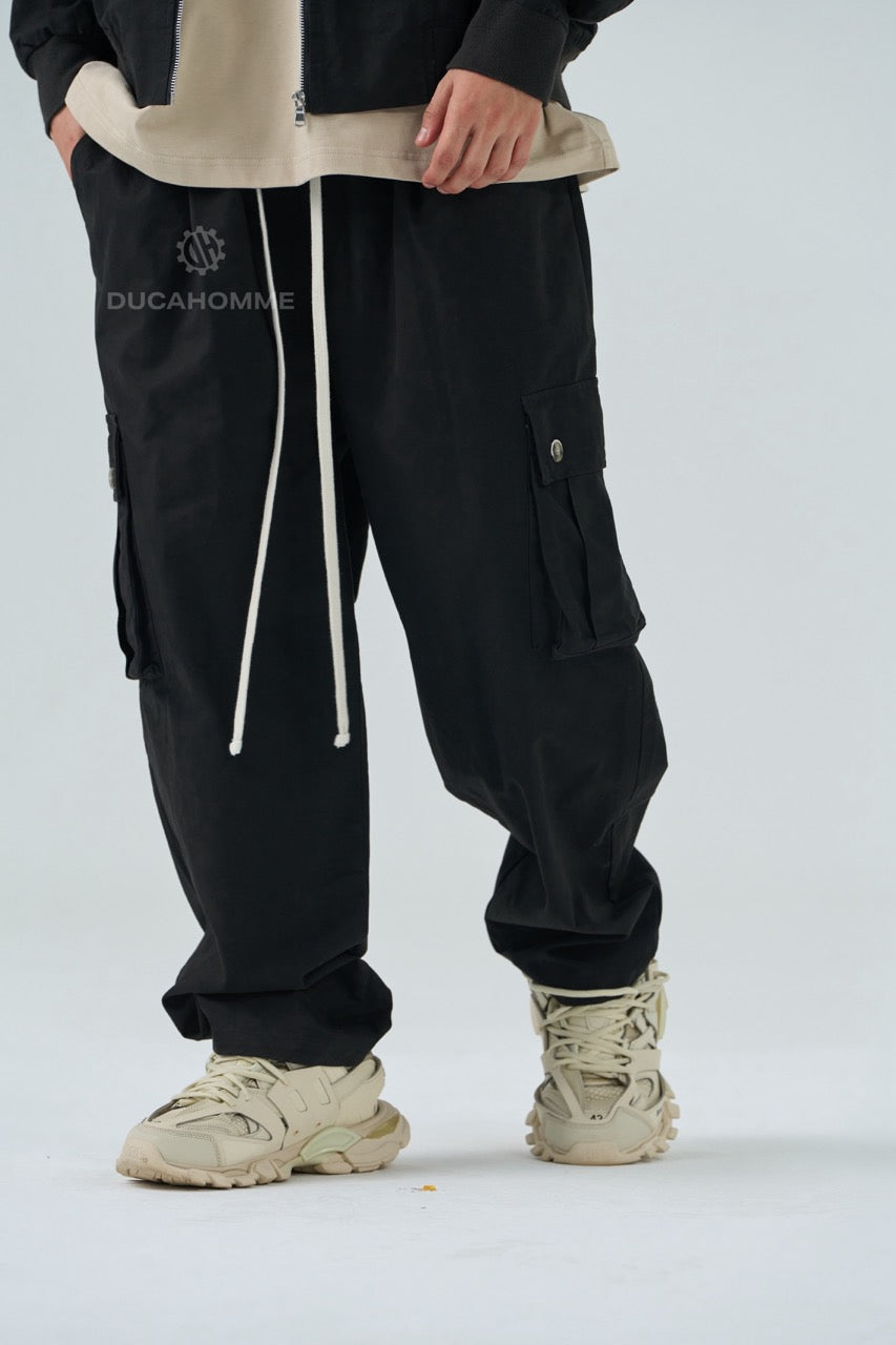 Pantalone cargo nero con tasconi laterali - OVERSIZE