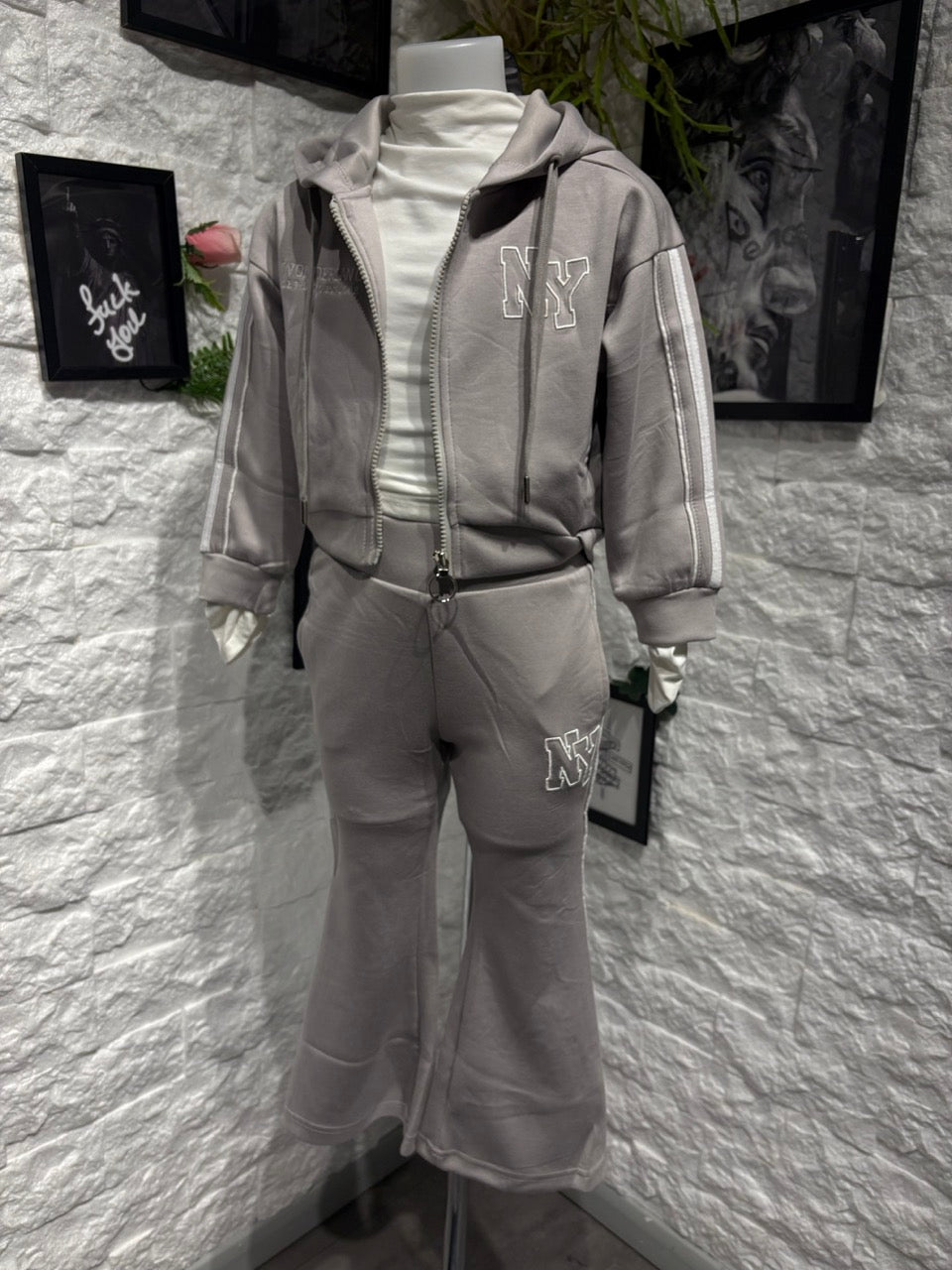 Completo grigio con felpa zip e pantalone a zampa NY - FELPATO 4-14 anni