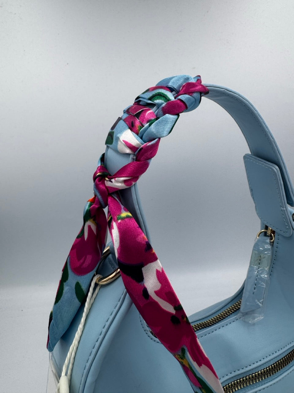 Borsa a spalla azzurro in ecopelle con foulard al manico e tracolla abbinata