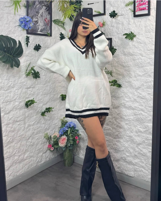 Maglione lungo bianco con scollo a V e profili a contrasto