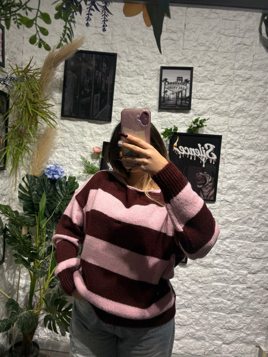Maglione bordeaux e rosa a righe in maglia con scollo a barca morbido