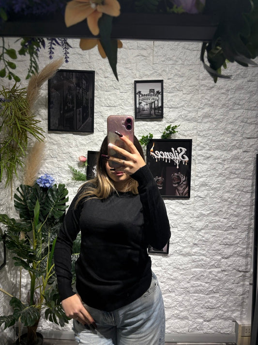 Maglioncino in maglia morbida a tinta unita con girocollo