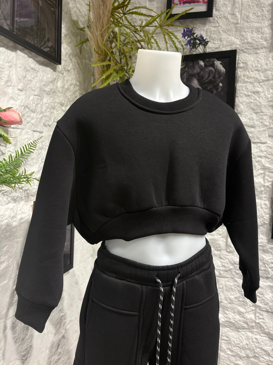 Completo nero con felpa cropped e pantalone ampio - FELPATO 4-14 anni