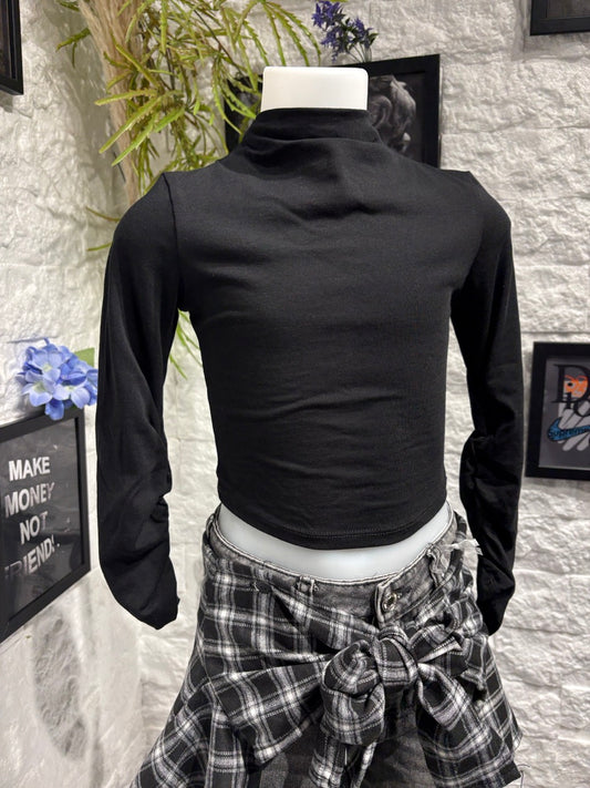 T-shirt nera in tinta unita con mezzo collo alto e manica arricciata 4-14 anni