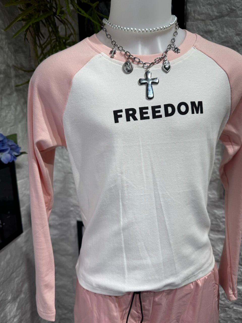 Completo rosa e bianco con t-shirt "FREEDOM" e pantalone cargo 8-16 anni