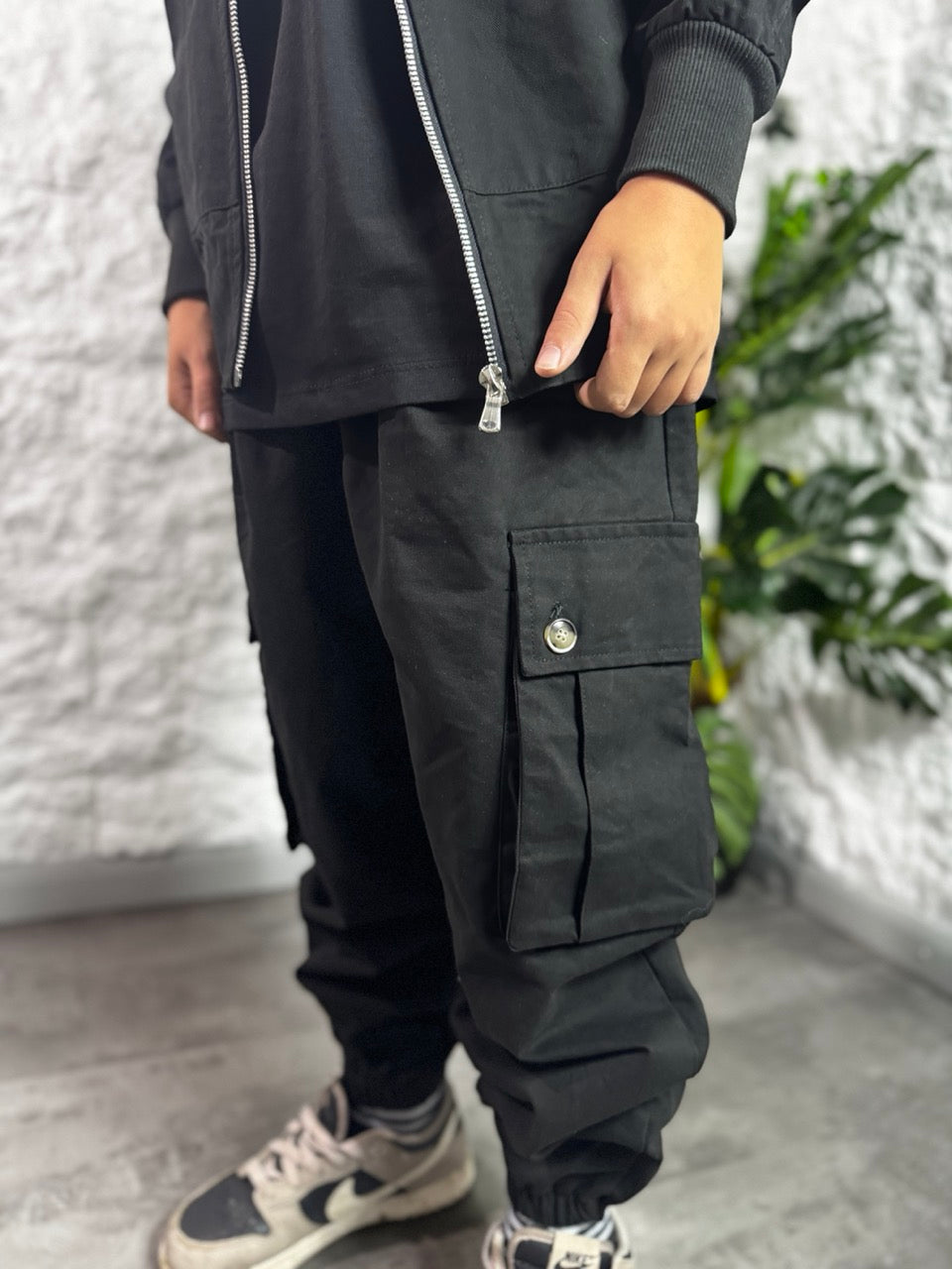 Completo nero con giacca zip e pantalone cargo baggy 10-16 anni