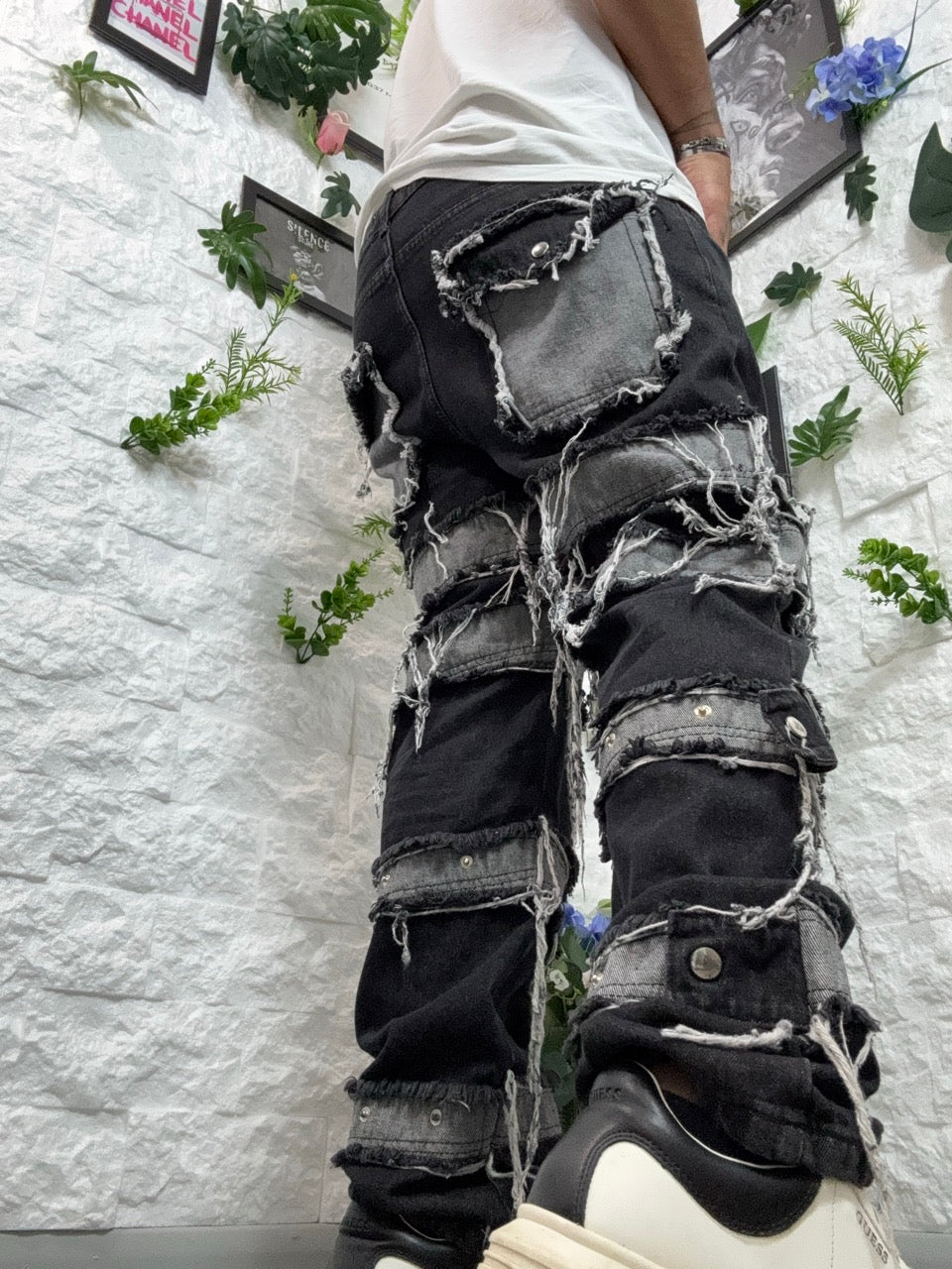 Jeans baggy neri con bande grigie sfilacciate