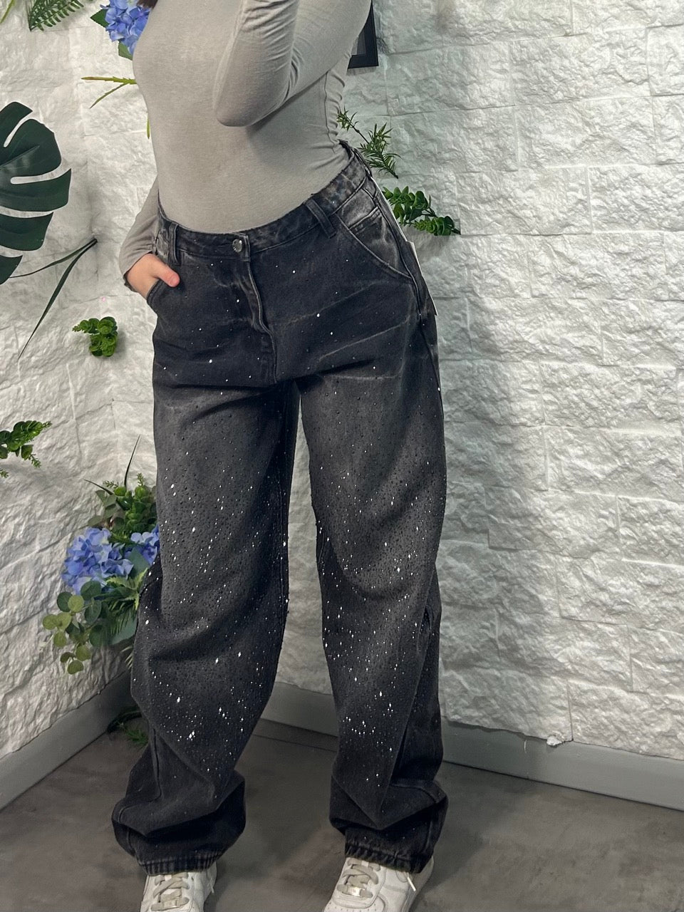 Jeans balloon neri con brillantini ed effetto rovinato