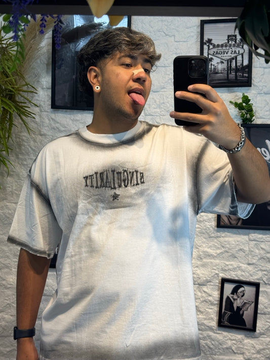 T-shirt bianca effetto sfumato con stampa "SINGULARITY" - OVERSIZE