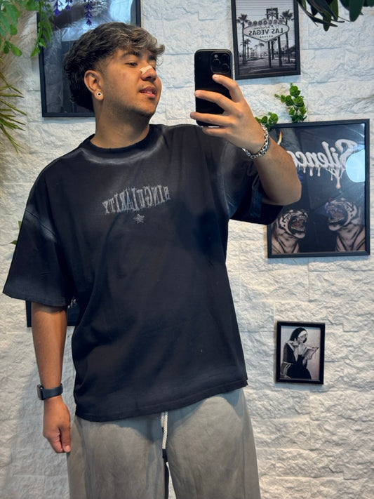 T-shirt nera effetto sfumato con stampa "SINGULARITY" - OVERSIZE