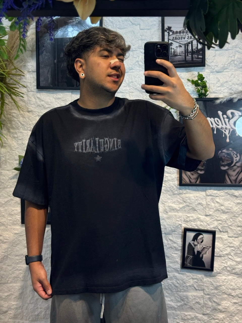 T-shirt nera effetto sfumato con stampa "SINGULARITY" - OVERSIZE