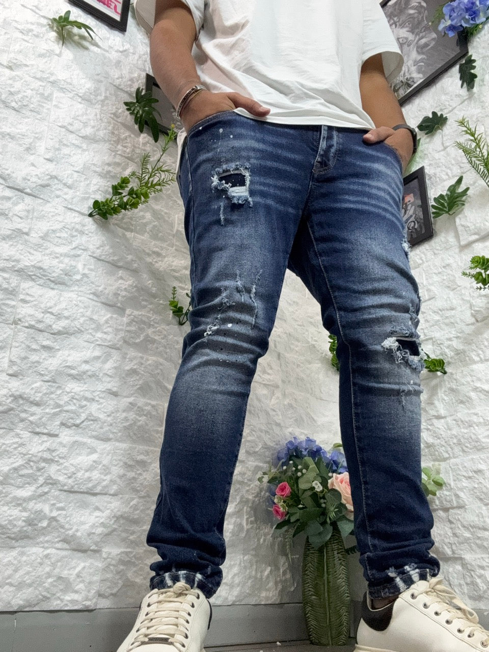 Jeans skinny blu con strappi e schizzi di vernice