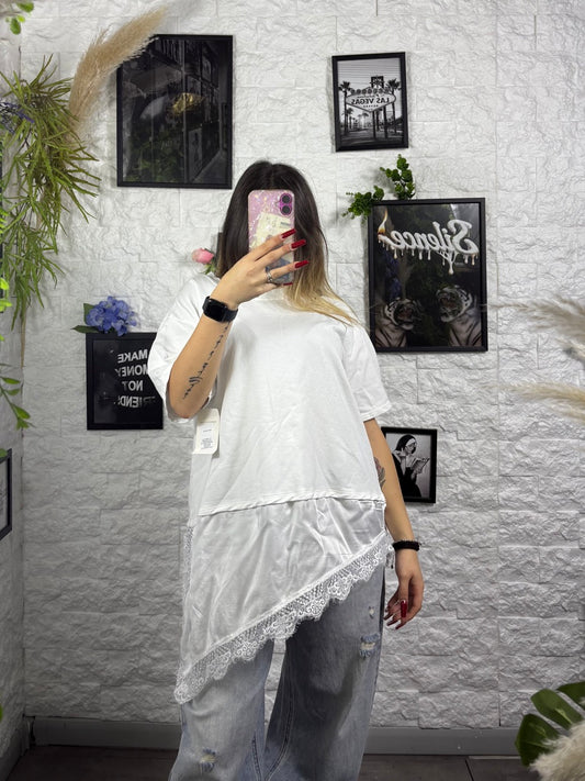 T-shirt tinta unita con balza asimmetrica in raso e pizzo - OVERSIZE