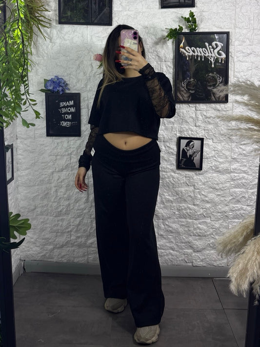 Completo tinta unita con t-shirt crop e pantalone con risvolto in vita