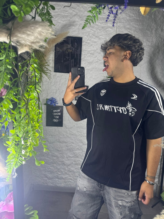 T-shirt nera con stampa frontale e bande a contrasto - OVERSIZE