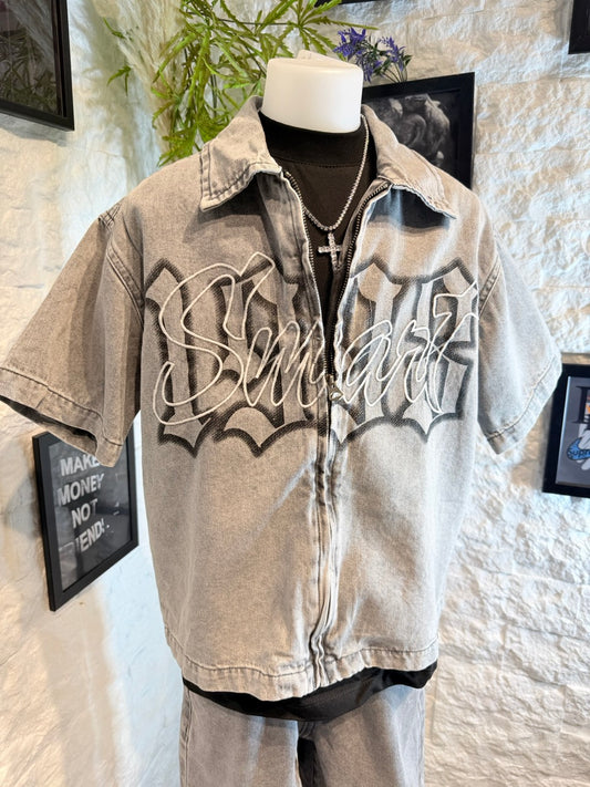 Completo grigio in denim con camicia con zip e shorts 8-16 anni