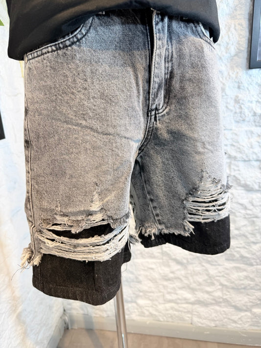 Jeans bermuda grigio slavato con strappi e fondo sfrangiato - 6-16 anni