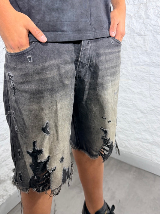 Jeans bermuda nero slavato con strappi e fondo sfrangiato