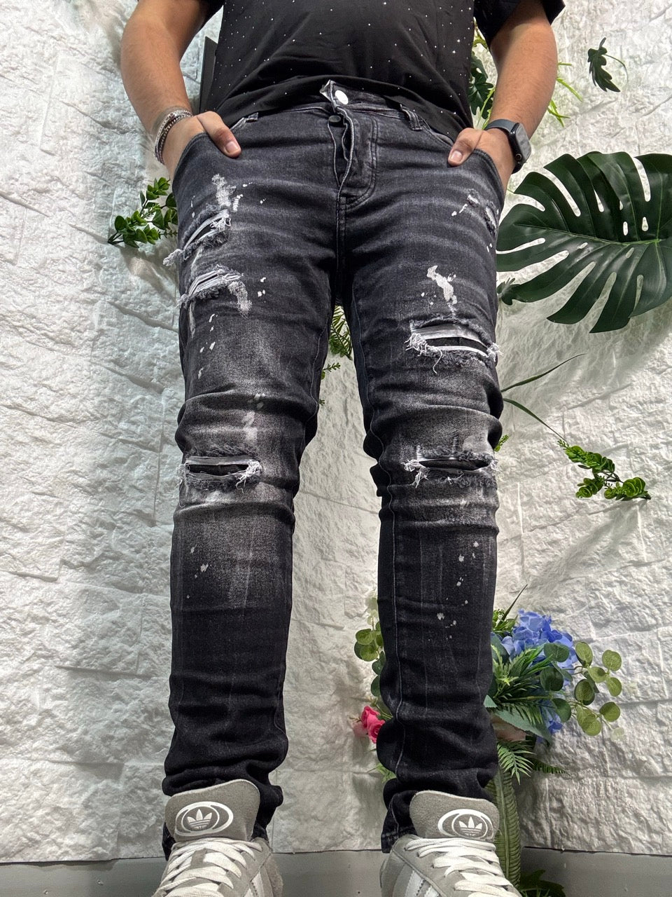 Jeans skinny grigio slavato con schizzi di vernice