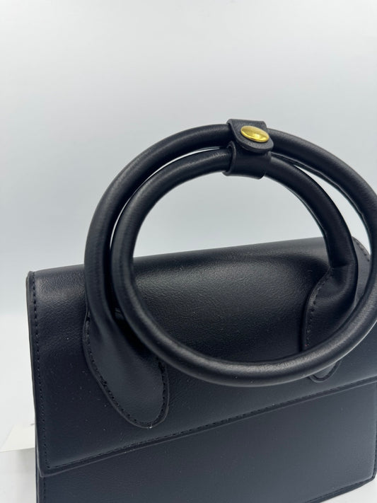 Borsa nera a mano in ecopelle con manico circolare imbottito