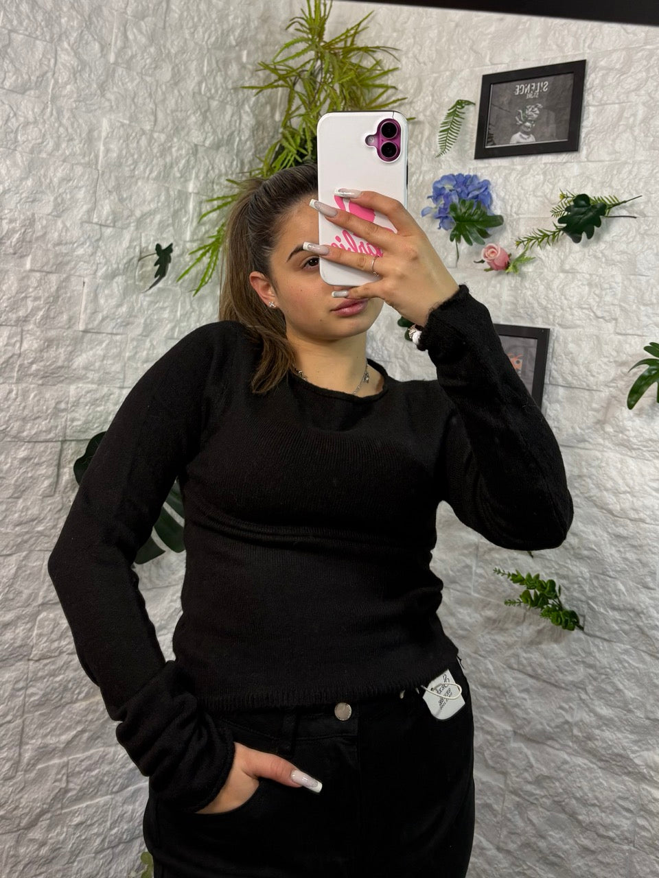 Maglioncino in maglia a tinta unita con taglio a vivo