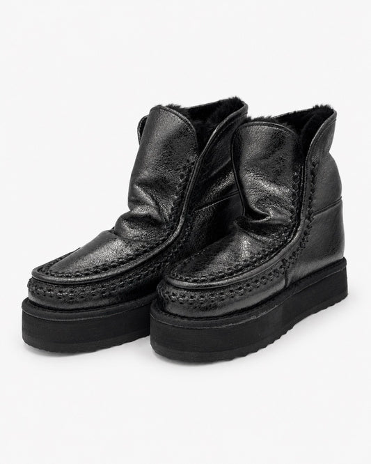 Stivaletto nero imbottito con cuciture a vista e platform