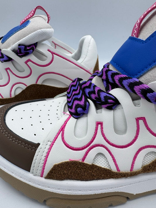 Sneakers bianche con inserti multicolor e lacci a contrasto