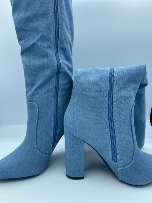 Stivale alto azzurro in denim con zip laterale e tacco largo