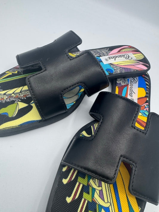 Ciabatta nera con fascetta a H e plantare fantasia multicolor