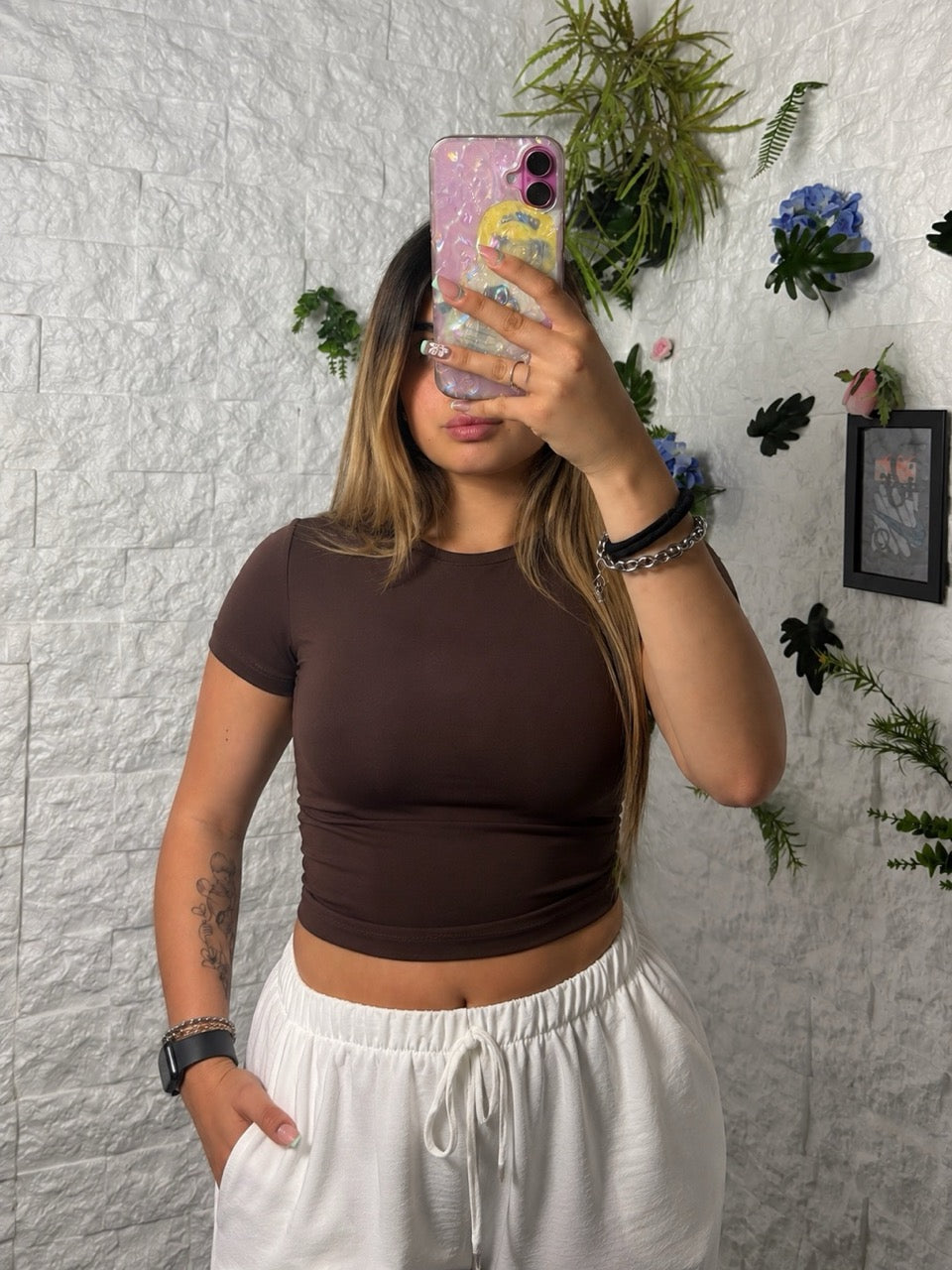 T-shirt crop aderente in tinta unita a manica corta