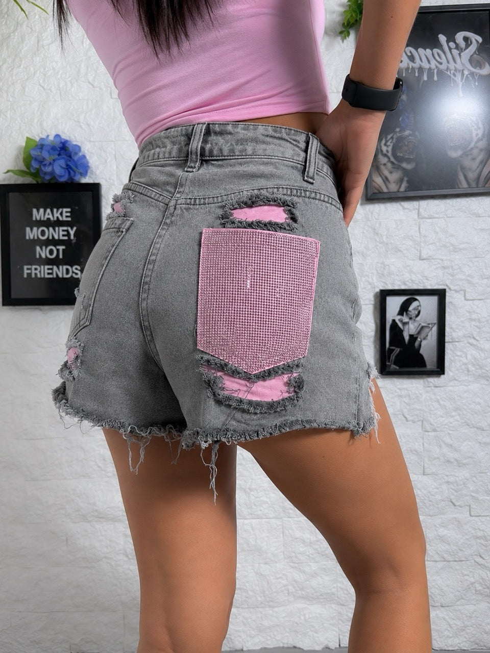 Shorts grigio slavato in denim con tasca rosa brillantinata