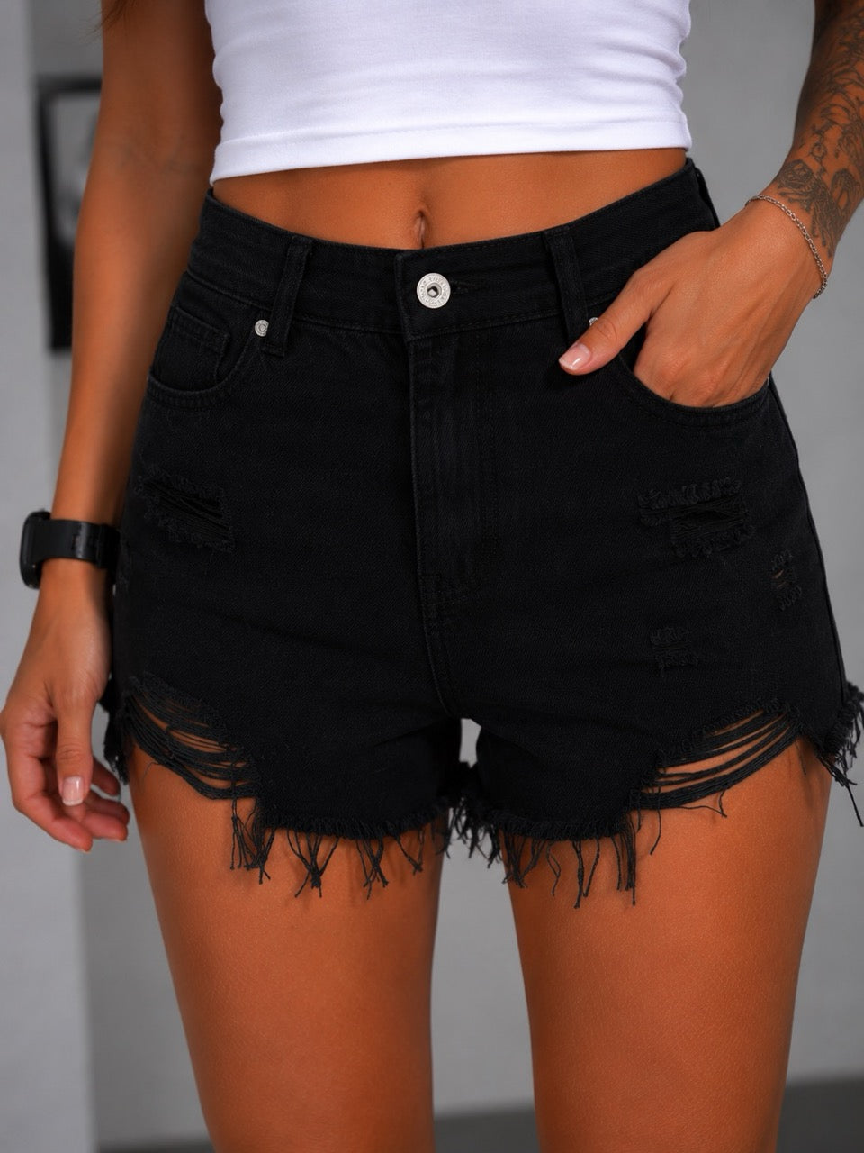 Shorts nero in denim con strappi e orlo sfrangiato