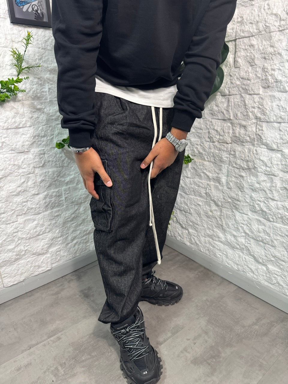 Pantalone cargo grigio scuro in denim con tasconi laterali