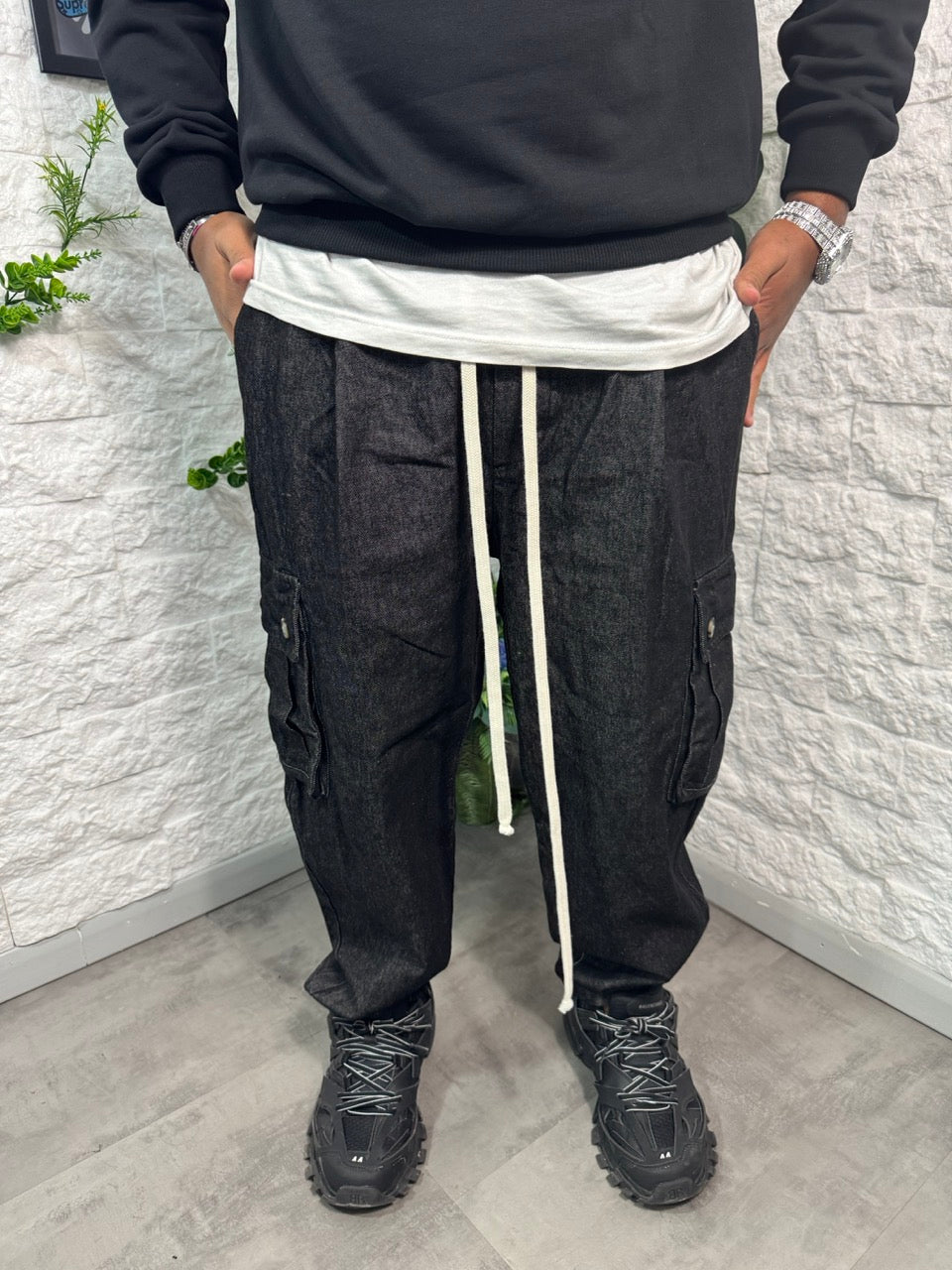 Pantalone cargo grigio scuro in denim con tasconi laterali