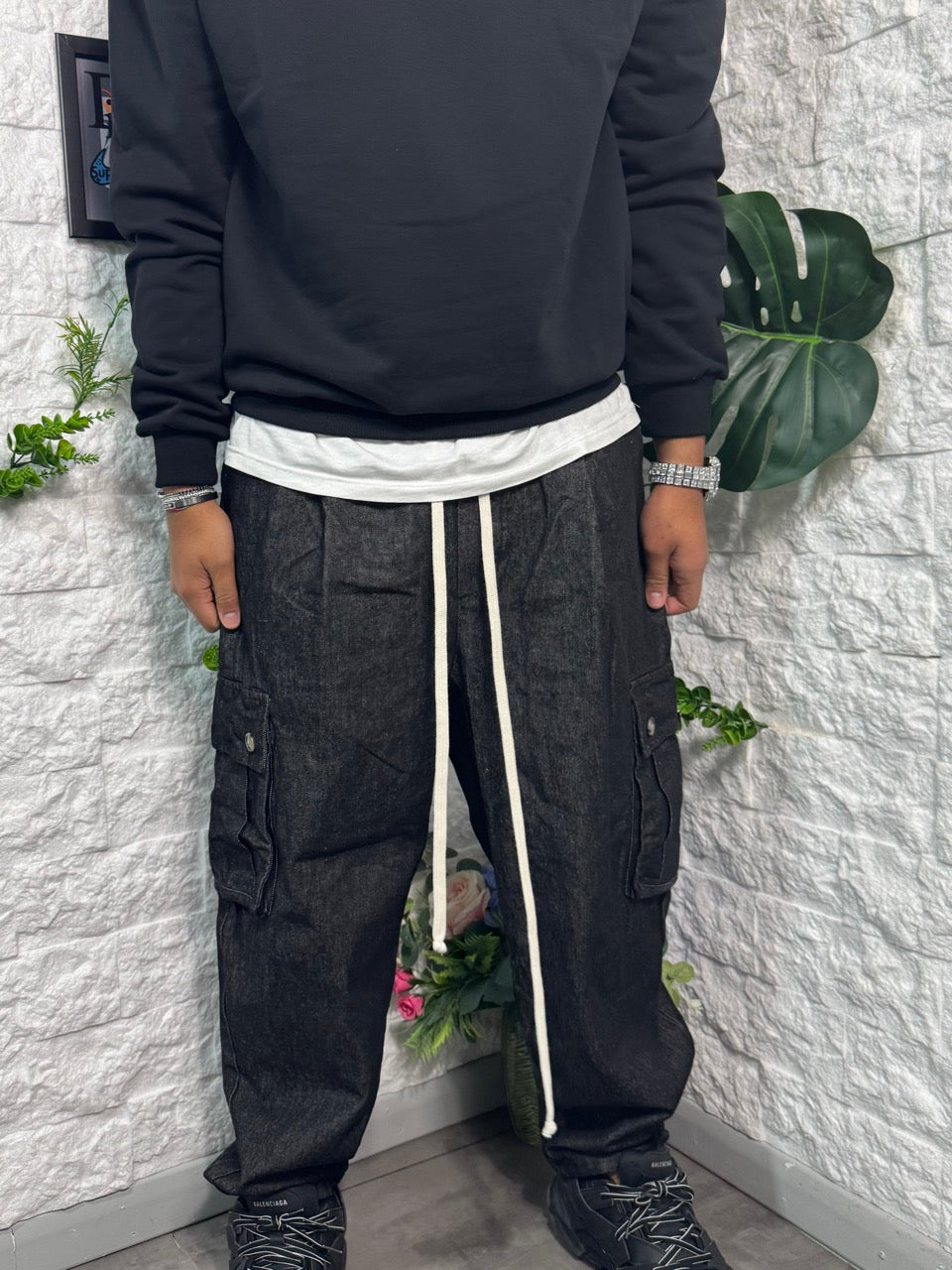 Pantalone cargo grigio scuro in denim con tasconi laterali