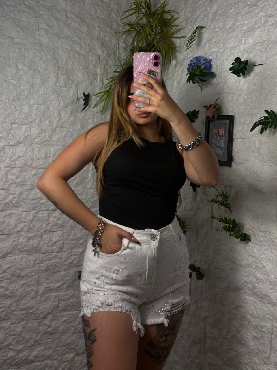 Short bianco in denim con brillantini e strappi