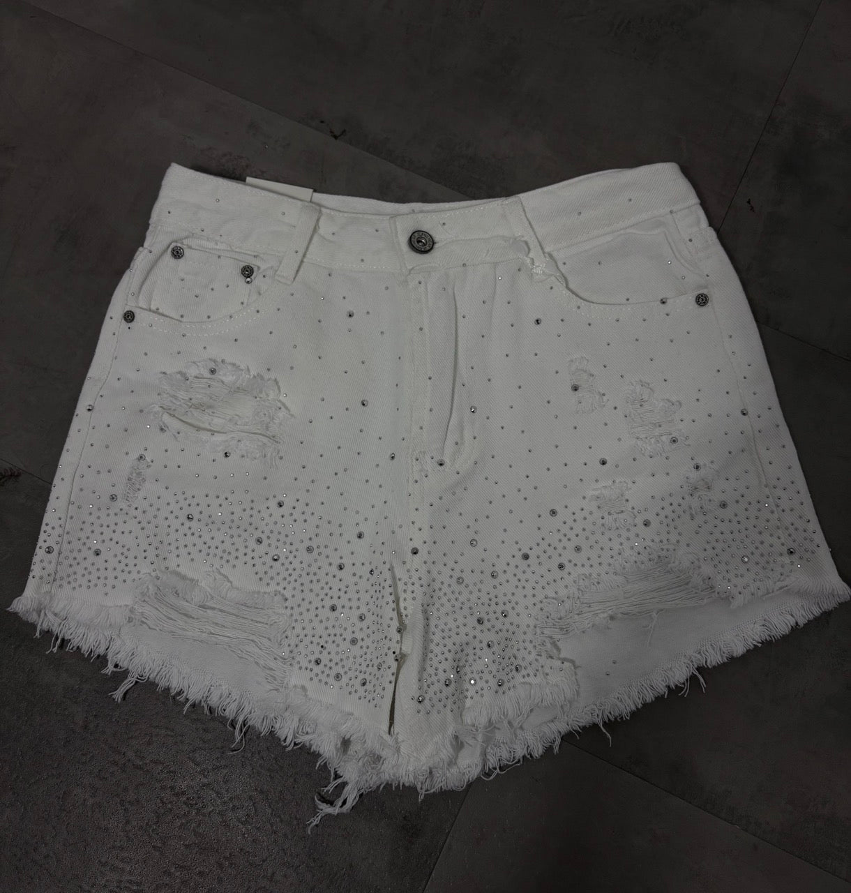 Short bianco in denim con brillantini e strappi