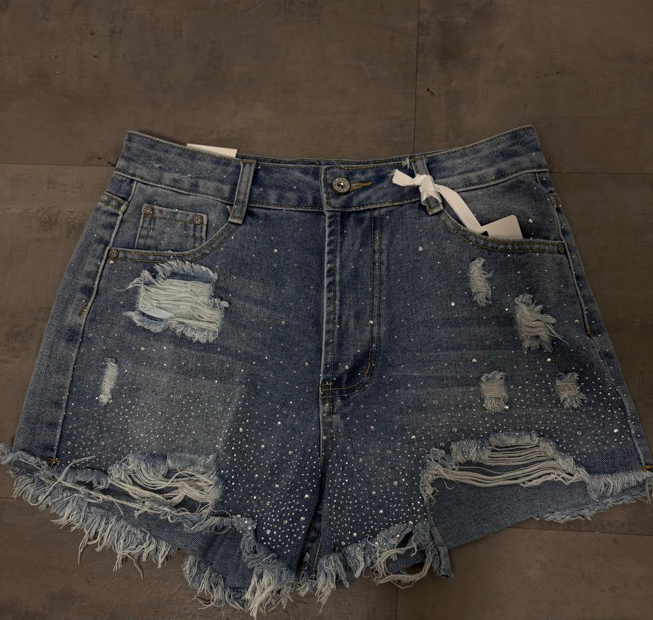 Short in denim blu con brillantini e strappi