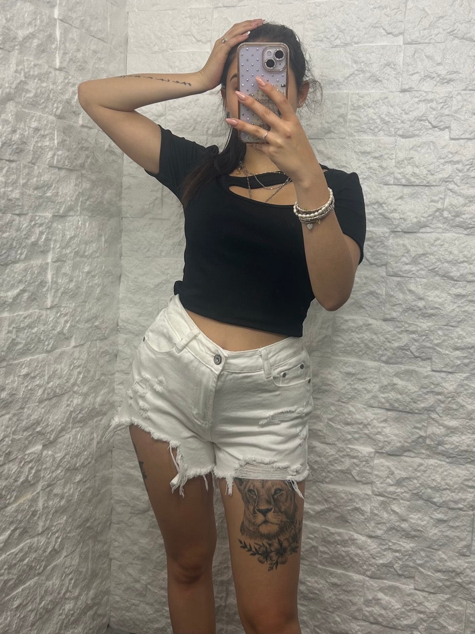 Short bianco in denim con strappi