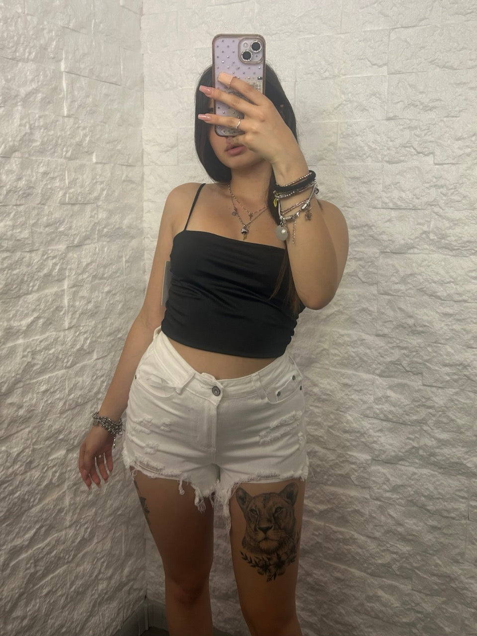 Short bianco in denim con strappi