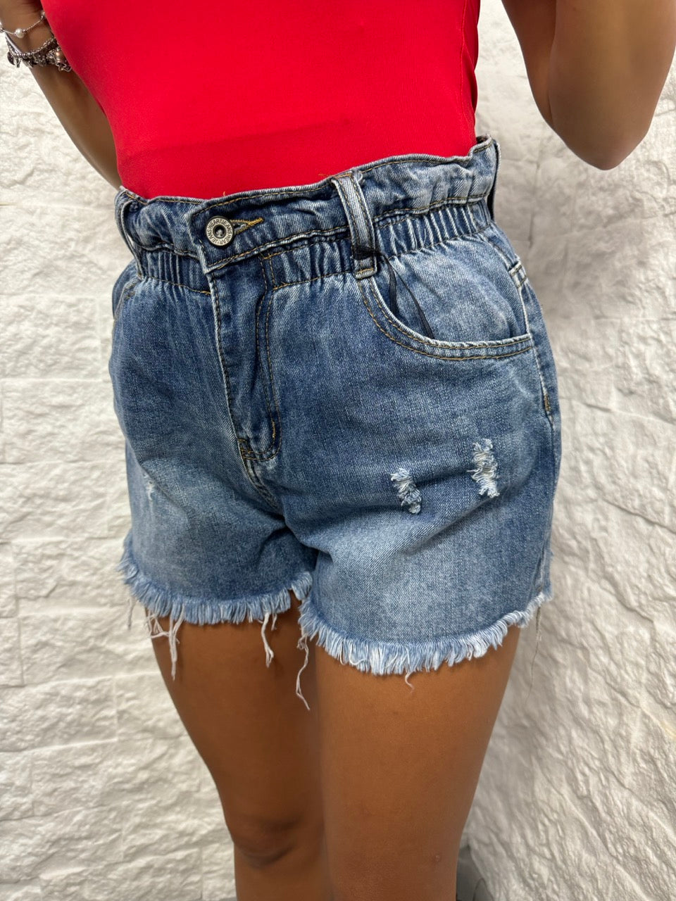 Short in denim blu con vita a caramella strappi e fondo sfrangiato