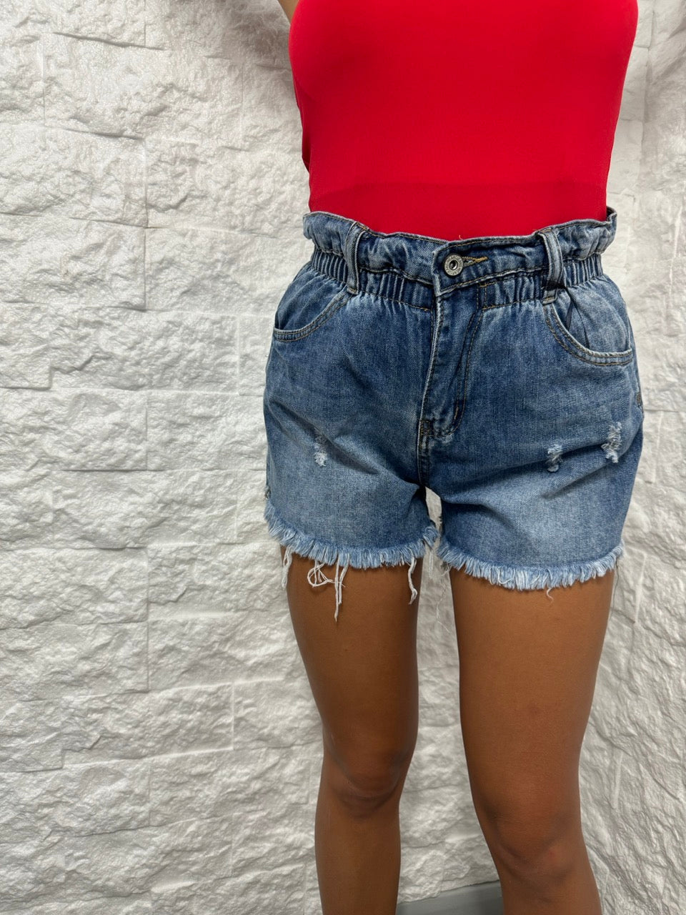 Short in denim blu con vita a caramella strappi e fondo sfrangiato