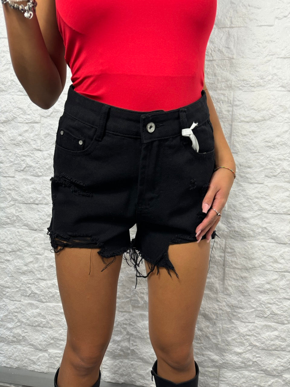 Short in denim nero con strappi