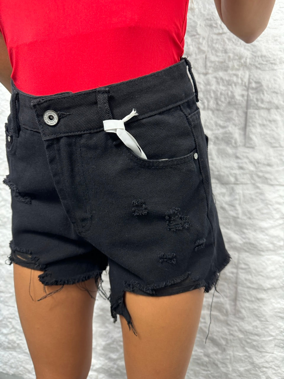 Short in denim nero con strappi