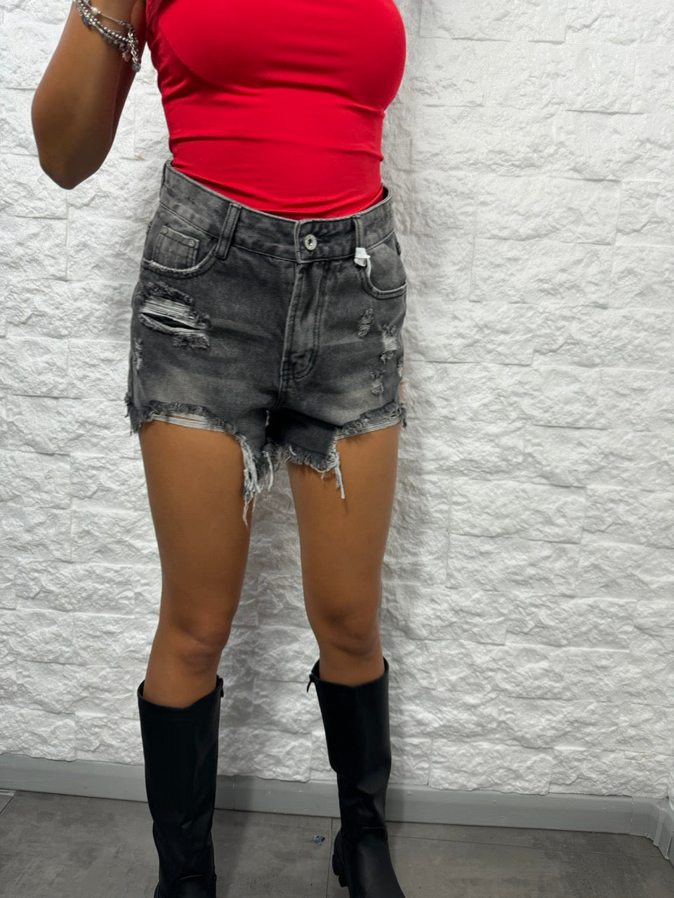 Short in denim grigio con strappi